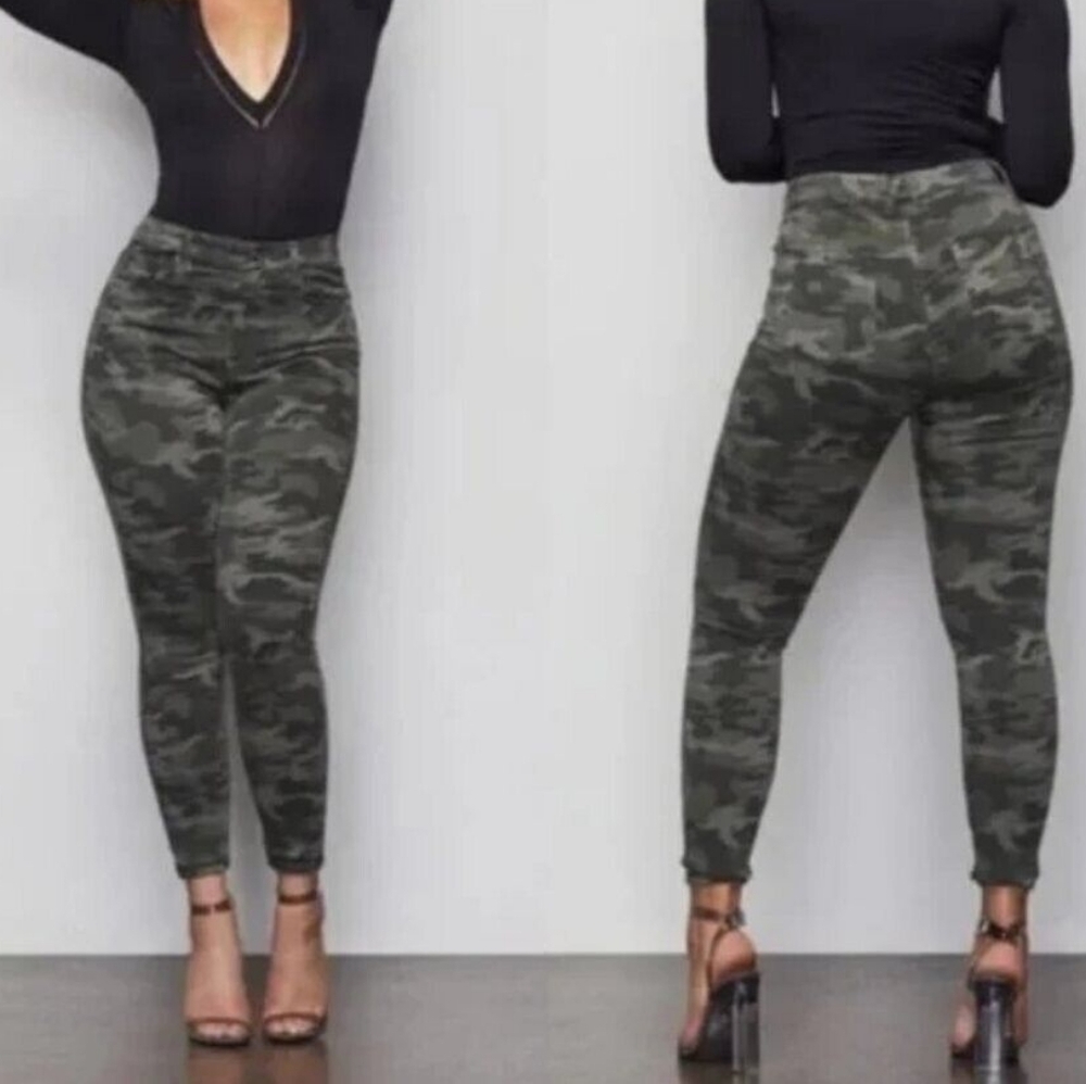 24 Good American Good Waist Camo Print Skinny Jeans